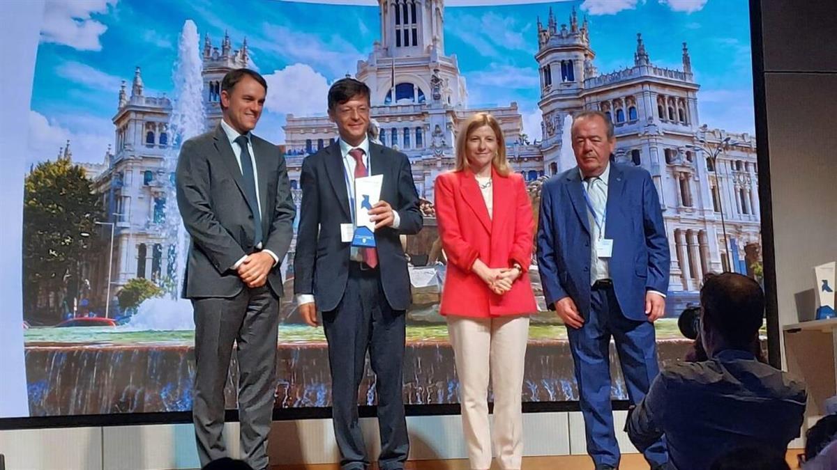 Recoge el premio por la buena gestión municipal de los residuos de papel y cartón